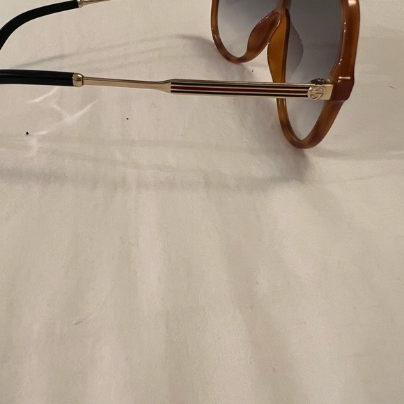 Gucci aviator sunglasses! With Case. - Picture 5 of 7